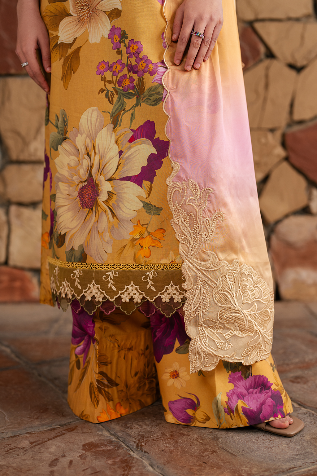 Iznik - 3 PC EMBROIDRED LAWN SUIT - EM035