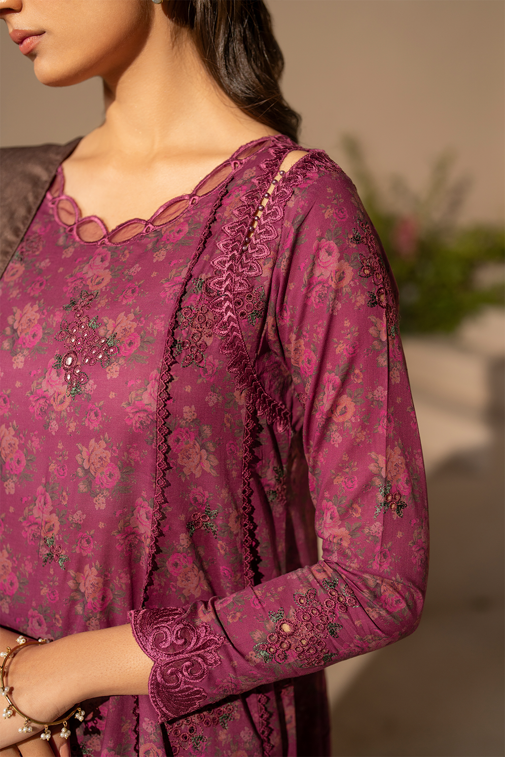 Iznik - 3 PC EMBROIDRED LAWN SUIT - EM038